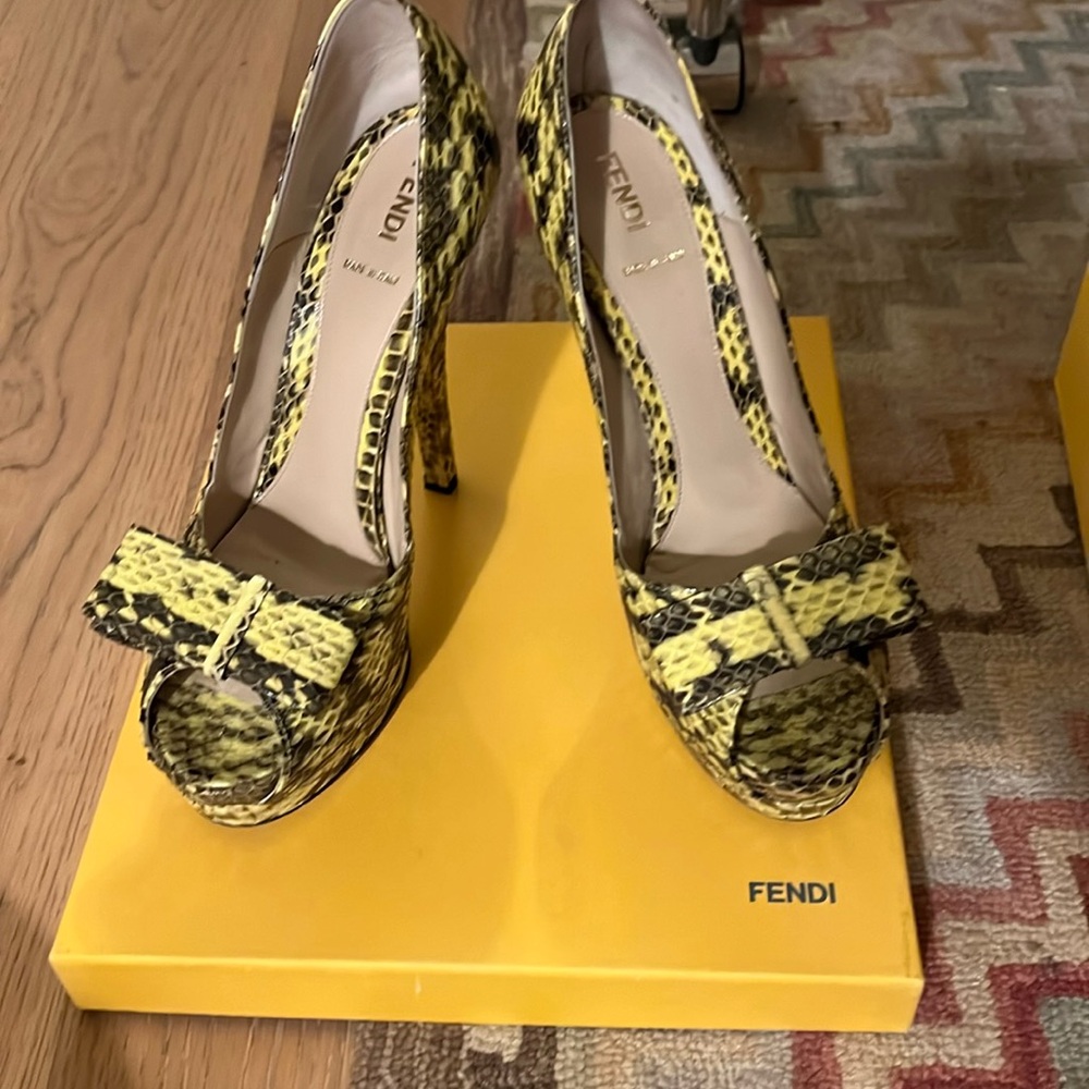 Fendi snakeskin heel. Size 9.  Yellow and dark brown.